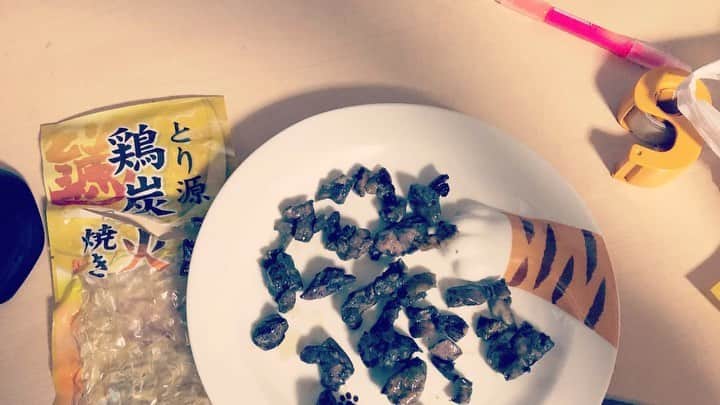 ガリガリガリクソンのインスタグラム：「もう今はとり源は何処にも居ない 朝早く目覚ましが鳴っても そういつもとり源と暮らして来たよ 喧嘩したり仲直りしたり ずっととり源を見て安心してた 僕は day dream TORIGEN dreamer そんで とり源旨い ずっととり源を見て幸せだったなぁ」