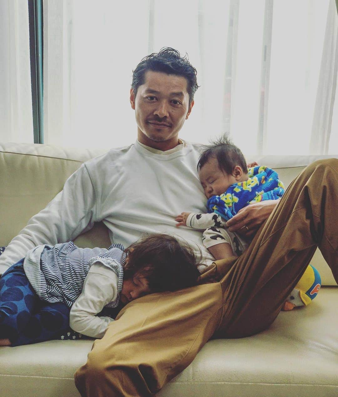 高田朋佳のインスタグラム：「“Stay home, protect your family. Think positively at such a situations...” ———————————————————————— #newcolonialstyle #jetset #singapore #luxuryresort #colonyclothing #singaporelife #singaporestyle  #lifestyle #fashion #mensfashion」