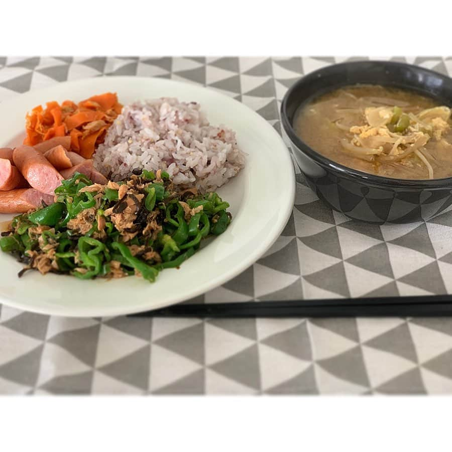 仲万美（Bambi Naka）さんのインスタグラム写真 - (仲万美（Bambi Naka）Instagram)「🍴万美飯🍴 今日の朝ごはん ﾋﾟｰﾏﾝが沢山あったので、無限ﾋﾟｰﾏﾝ！ ・十穀米 ・無限ﾋﾟｰﾏﾝ ・にんじんしりしり ・ｳｨﾝﾅｰ ・昨日の味噌汁 無限ﾋﾟｰﾏﾝの味付けは、麺つゆと塩昆布のみ！ 朝はなるべく片付けを簡単に済ませたいからﾜﾝﾌﾟﾚｰﾄ！見事にﾊﾟﾝﾊﾟﾝだ🤣 もうちょっと大きいﾌﾟﾚｰﾄ欲しいな  独り分を作って食べる。やっぱり独りで食べるご飯は嫌いだ だからこうして皆んなに見てもらうと食べる気が起きるよ！ ありがとう🍴🎌 でも、やっぱり嫌いだ！！！ #万美飯　#朝はがっつり派」4月5日 13時00分 - 615_bambi