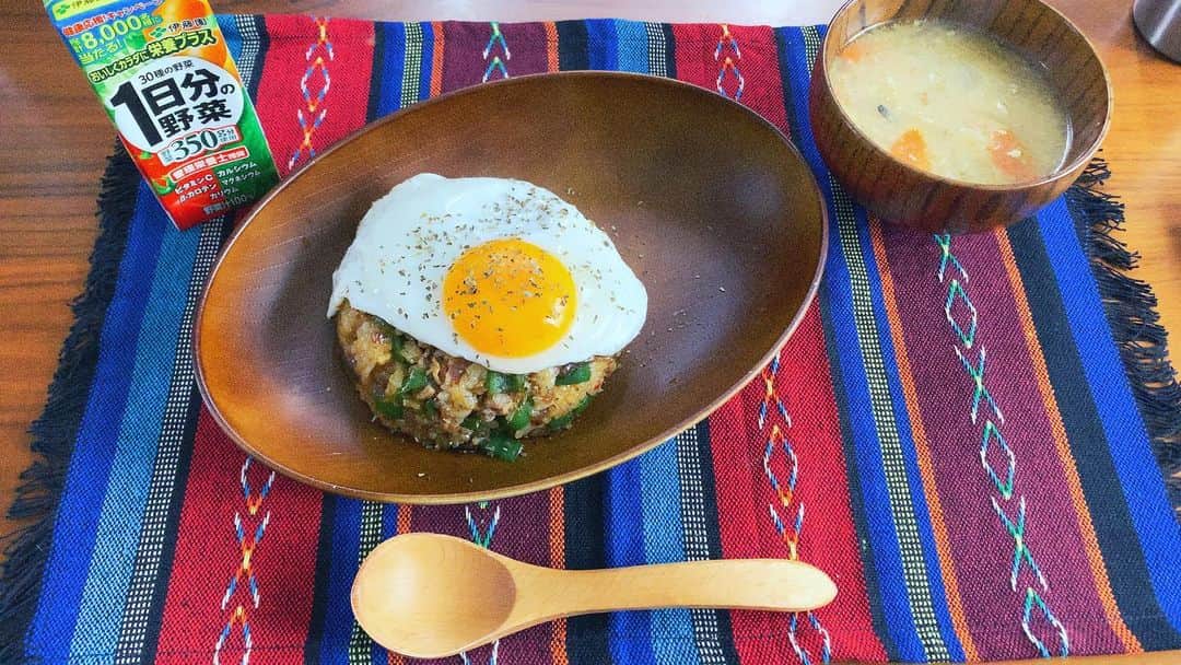 長田成哉のインスタグラム：「めっちゃデカいスイートチリソース手に入ったので、好物を自分で。 ナシゴレン。 豚汁昨日夜中に仕込んだら 美味しいわ。ハッ！  #個人的な自炊の記録」