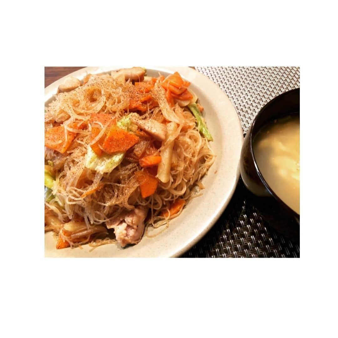 白石糸のインスタグラム：「. . 今日のお昼ご飯は 焼きビーフンと セロリの浅漬け 卵スープ←見切れてしまってますが🙌 . #お家ご飯　 #こんもり食べきれず、、」