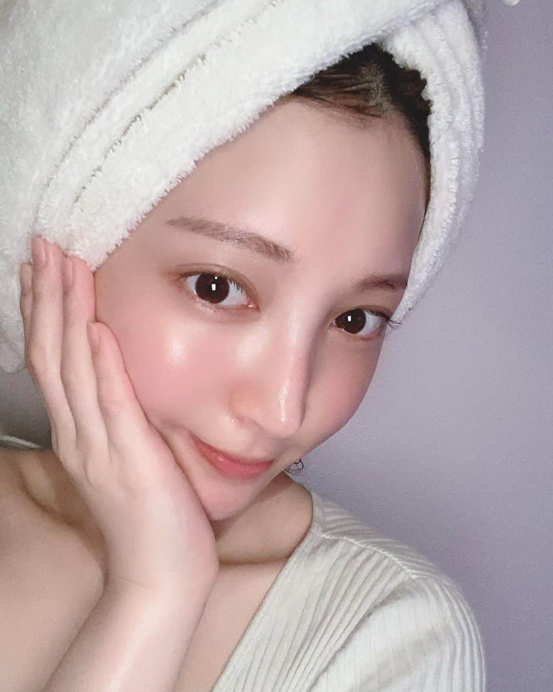 麻亜里さんのインスタグラム写真 - (麻亜里Instagram)「. 【スキンケアのお話】 私は肝斑に悩んでいるので、化粧水・乳液は肝斑に良いとされているトラネキサム酸配合のものを使っています💛 “dprogramホワイトケア”  以前から使っているNOVやキュレルの美白シリーズも常備👌 お肌が弱いので敏感肌用は必須。 春から紫外線が強くなってくるので今のうちに美白ケア😋🌟 . #dprogram#ホワイトケア#美白ケア#nov#キュレル#敏感肌#麻亜里のおすすめグッズ」4月5日 13時15分 - maari.0108