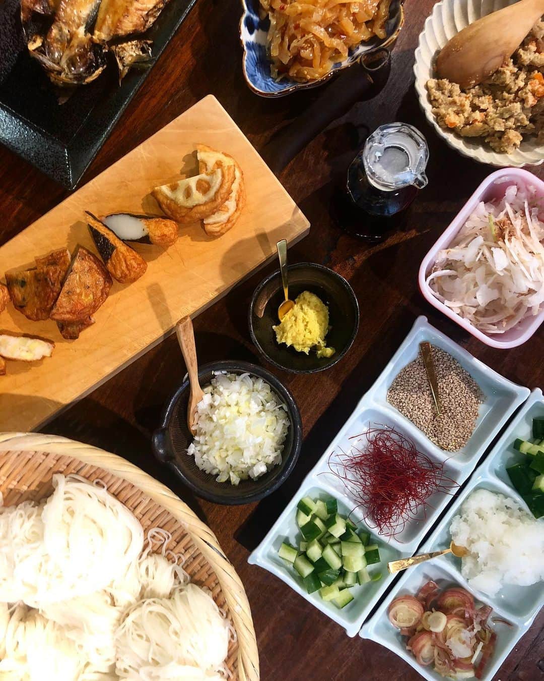 松井美緒さんのインスタグラム写真 - (松井美緒Instagram)「…さっき朝ごはん食べたのに もう お腹すいた。お昼まだ〜？ . . 毎日 皆んなが家にいるから ずっとごはんを作っているような 気がしてならない。。。 . . お昼は 素麺と昨夜の残り。 素麺は 薬味を多めにするだけで 華やかに見えるよ😊 . . . . #日曜日 #お昼ごはん」4月5日 13時19分 - mio.matsui