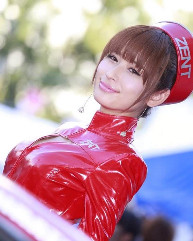 有馬綾香のインスタグラム：「懐かしぱん写真 Part2⛱  #rq #レースクイーン #ZENT #zentsweeties #赤 #supergt  #名古屋 #イベント  #このコス大好きでした」