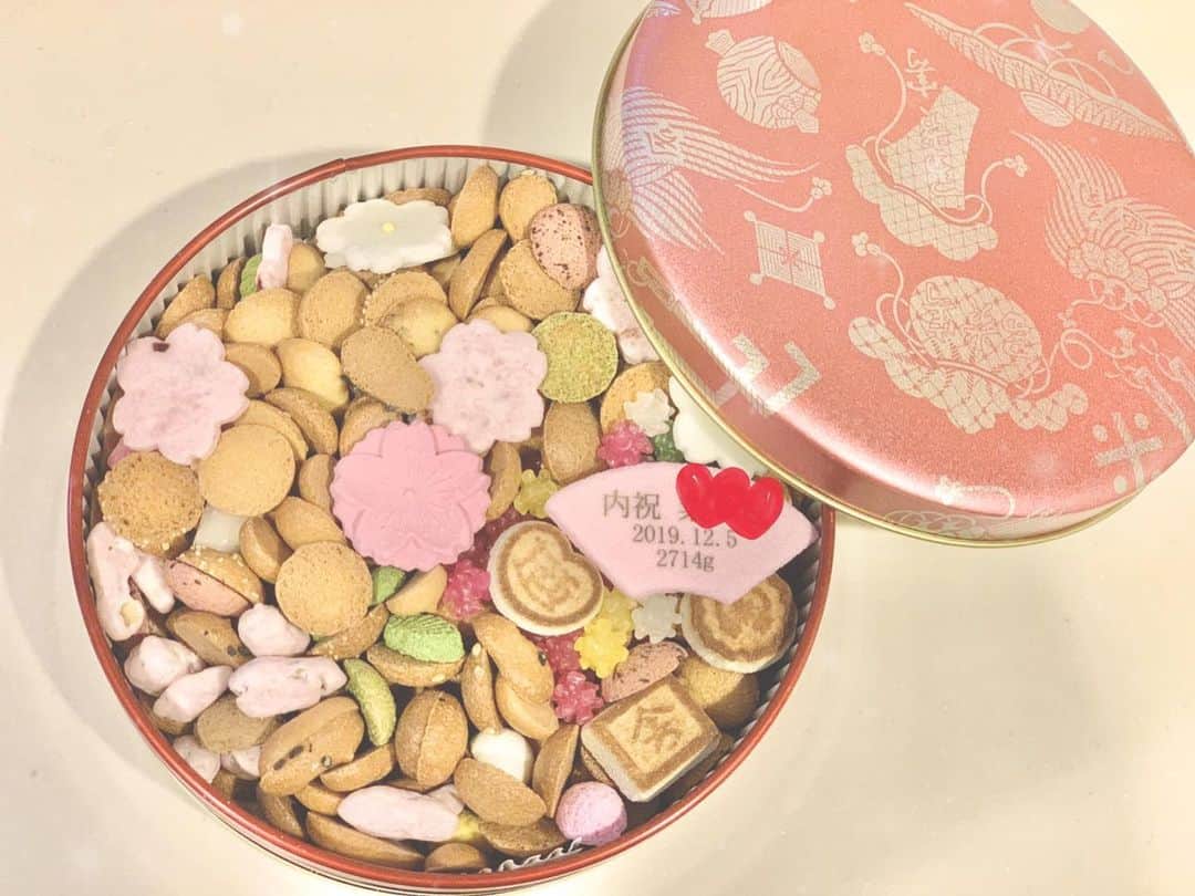 花田浩菜のインスタグラム：「#時差スタグラム 🌸 人によって贈るものも変えていたけれど、娘ちゃんの#内祝い に頼んだ１つのお気に入り😊 #菊廼舎 の#冨貴寄 🌸💕 . ちょうどオーダーしたのは年明けの時期だったので、季節の冨貴寄缶は#桜 でとっても素敵でした✨可愛すぎて自宅用にも１つ注文。笑　そしてずっと家にいた私が来客と共にほとんど食した🤣←w 様々な焼き菓子や豆菓子、可愛い金平糖などなど小さな砂糖菓子がぎゅっと入っていて紅茶にもお茶にも合うし見た目も食べても楽しくて可愛くて、ほんと素敵❤️ 季節によって缶や中身も変わるので手土産にも素敵だな〜と思います😊 . . そんな今日は娘が早くも#生後4ヶ月 に！月日が経つのは早すぎるし、今健康でみんなで生きていられることは当たり前のことじゃないんだなとしみじみ思う今日この頃だからこそ、日常を大切に過ごしたい😊🌸 . . そんな我が家は朝からピクニックテーブルを室内に置いて超簡易的な#おうちピクニック を開催中🤣🏠🙌 いつもと違うテーブルなだけでただのパンとコーヒーも楽しく美味しく感じられるし何より息子が喜んでくれる❤️ 別にどこに出るわけでもないけど、最近は @jillstuartbeauty の桜色の#ピンクリップ をつけてテンションを上げています❤️（🔜スワイプ）メイクのパワーやお花のパワーってこういう時に改めて素敵だな😊と思う今日この頃。 みなさんはどんな#おうち時間 を過ごしていますか？🏠 . . #おうち時間 #stayhome #staysafe  #銀座菊廼舎 #出産内祝い #和菓子 #手土産 #ギフト #赤ちゃんのいる生活 #令和ベイビー #12月生まれ #おうちおやつ #自宅花見 #おうちでお花見 #おうちスイーツ #ママライフ #新米ママさんと繋がりたい #2児ママ #女の子ママ #男の子ママ #happy #happydays」