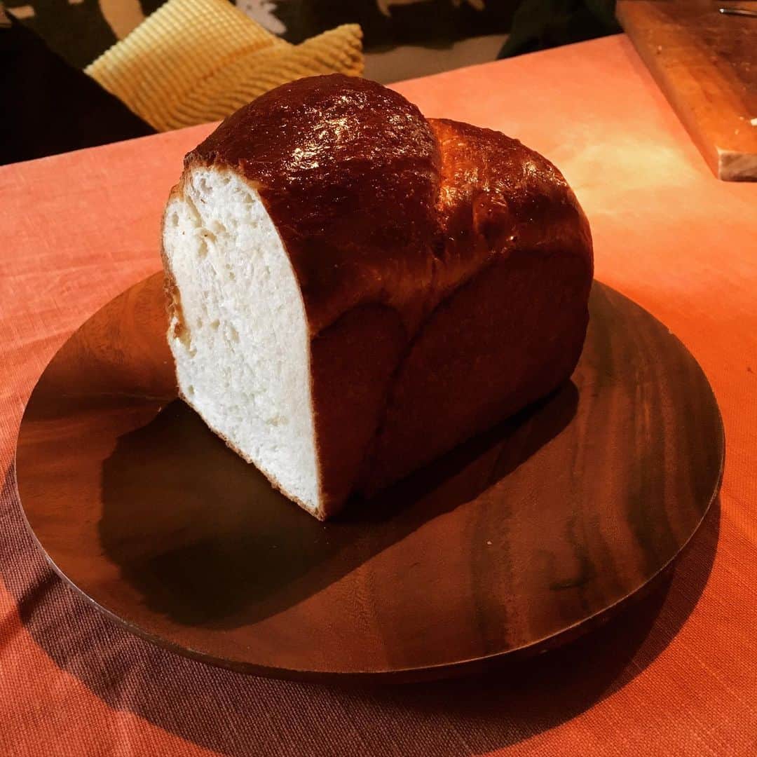 大鋸一正のインスタグラム：「焼きたてパン、うまい。」