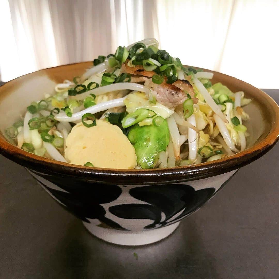 桜井誠のインスタグラム：「きょうのお昼は野菜すば かつおと昆布でお出汁をとってシンプルに味付け。 もやしとキャベツをたっぷりと炒めて。 麺は三倉食品の与那原そば。もっちりと太めで美味しい^_^ このやちむんも大きさや柄がお気に入りです🍜 コロナが終息したら沖縄行きたいなぁ🏖  #おうちごはん #おうち時間　#桜井食堂　#やちむん　#沖縄そば」