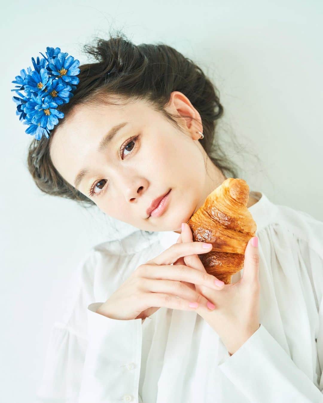 山野ゆりのインスタグラム：「お家でみんな何してますか🥐💠🥐💠私は写真フォルダを整理中だよ🐶 #stayhome」
