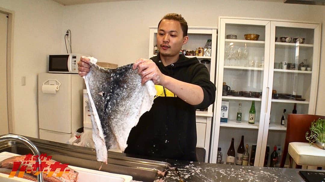 花田優一のインスタグラム：「、﻿ 本日 4/5 夜23:00〜﻿ 「山里亮太のまさかのバーサーカー」﻿ に出演いたします！﻿ ﻿ 鮭をさばいて﻿ 靴を作る！﻿ という無謀な挑戦をしてきました‼️﻿ ﻿ 日頃の、靴の知識と技術を使い、チャレンジしました‼️﻿ とっても面白いので是非見てください😊﻿ ﻿ 放送は、ABCテレビ(関西ローカル)﻿ 関東などの関西以外では、放送後TVer, GYAOにて配信されますので、絶対見てください😉😉😉 #山里亮太のまさかのバーサーカー #abcテレビ  #バーサーカー #鮭の皮で靴をつくる #無謀」