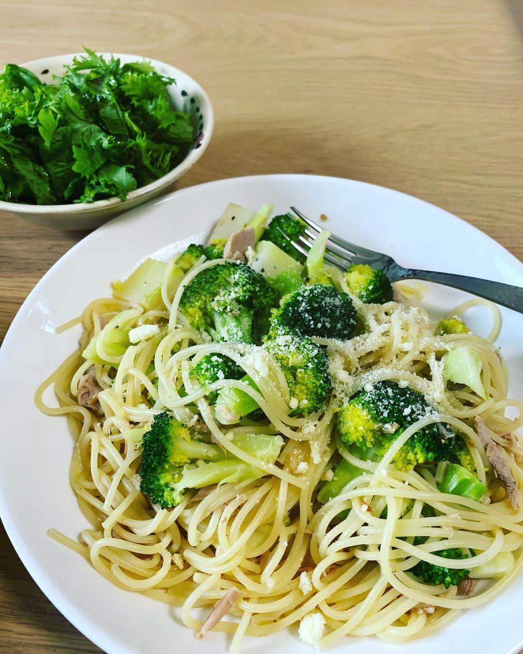 軍地彩弓さんのインスタグラム写真 - (軍地彩弓Instagram)「今日のランチは ブロッコリーとシーチキンのパスタてあ辛子菜のサラダ。  Sioの鳥羽さんのニンニクオイルを作ったら美味しくできました。  #今日のごはん #おうち時間  #stayhome」4月5日 14時18分 - sayumi7