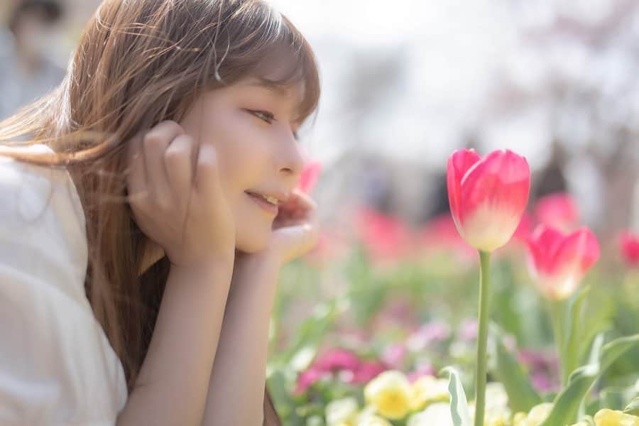 利咲のインスタグラム：「‪春の饗宴‬﻿ ﻿ ‪桜以外にも‬﻿ ‪美しい春の花たちと💐‬﻿ ﻿ ‪この地球を綺麗に彩ってくれてありがとう🌎‬﻿ ﻿ ﻿ ﻿ ‪Spring Feast‬﻿ ﻿ ‬Besides cherry blossoms‬﻿ ‪With beautiful spring flowers💐‬﻿ ﻿ Thank you for coloring this earth beautifully🌎‬﻿ ﻿ ﻿ #桜 #🌸 #さくら #桜の絨毯 #春 #spring #桜ポートレート #桜ポトレ #花 #flower #花ポトレ #新宿御苑 #cherryblossom #cherryblossoms #sakura #sakura🌸 #portrait #shooting #shinjukugyoen #japan #tokyo﻿ ﻿」