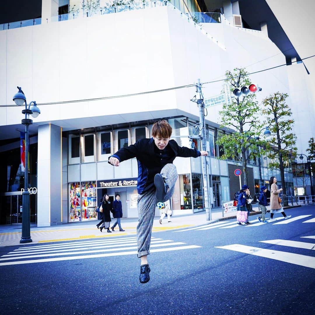 石田太志のインスタグラム：「My interview was published in @highflyers_jp. Thank you so much. Photo by Atsuko Tanaka(@atsukoholic) #footbag #taishiishida #soccer #follow #worldchampion #performance #performer #instagramer #hackysack #interview #publish #webmagazine #magazine」