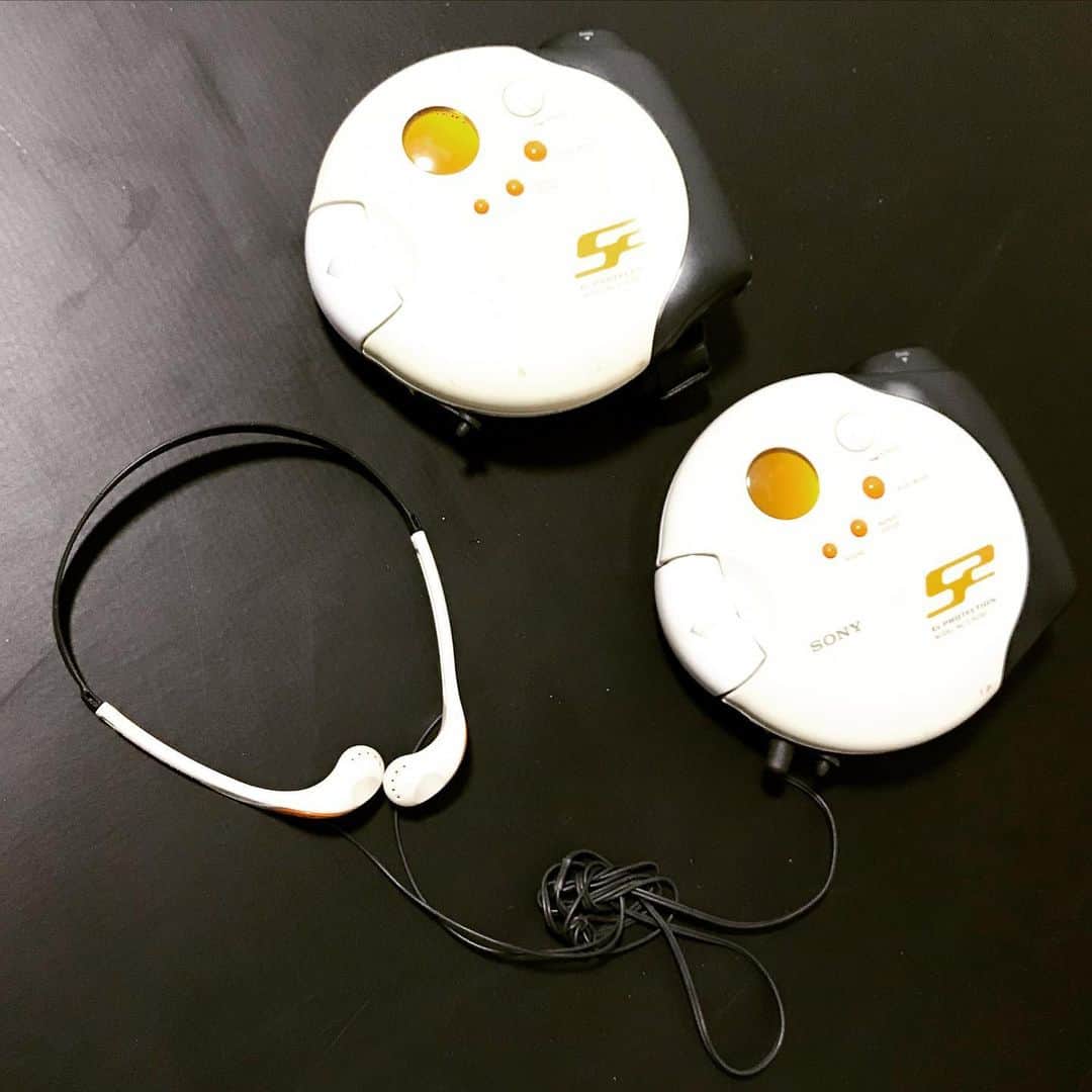 宇野薫のインスタグラム：「#stayhome という事で 片付けしていたらこんなのも 出てきましたw  #ハドソン #高橋名人 #アスキー #アスキースティック2ターボ #パワーグローブ任天堂  #スポーツウォークマン」