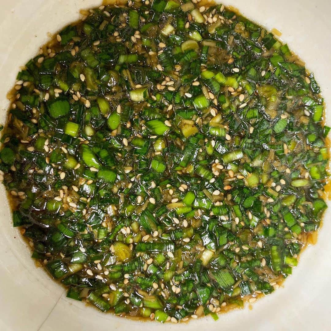 馬場裕之のインスタグラム：「万能ニラダレ ①ニラ1束（100g）洗ってよく水を切って（出来ればキッチンペーパーで水を拭き取ると保存する時傷みにくいです） 5ミリ幅でみじん切りにします。 ②しょうが30gを洗って水気を拭き取り皮付きのまま、みじん切りにします。 ③ボウルや器に①②を入れてしょうゆ大さじ2（少なそうですが、大丈夫です）酢小さじ2（お好みで多くしたり少なくしたり、入れなくても大丈夫です）入れてよく混ぜます。ニラがしんなりするまで混ぜて下さい。 ④いりごま大さじ1、ごま油小さじ1、黒胡椒適量入れて混ぜたら完成です。 茹でた豚肉にかけたり、鳥ささみ、冷奴、納豆に混ぜたり簡単なので是非作ってみて下さい😊  #おうち時間  #おうちごはん  #吉本自宅劇場  #馬場ごはん」