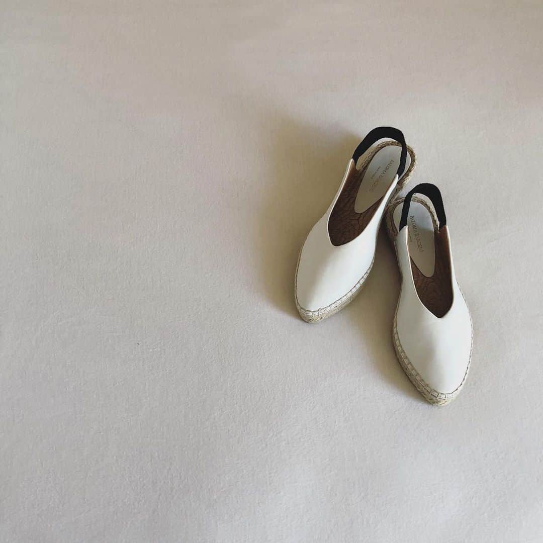 望月律子さんのインスタグラム写真 - (望月律子Instagram)「早く素足で履きたい。 真っ白のエスパドリーユ。 白のスニーカー感覚だけどスニーカーほどカジュアル過ぎないのが私好み。 #palomabarcelo #今年の夏はどんな夏かな #前を向いて」4月5日 15時16分 - ritsukomochizuki
