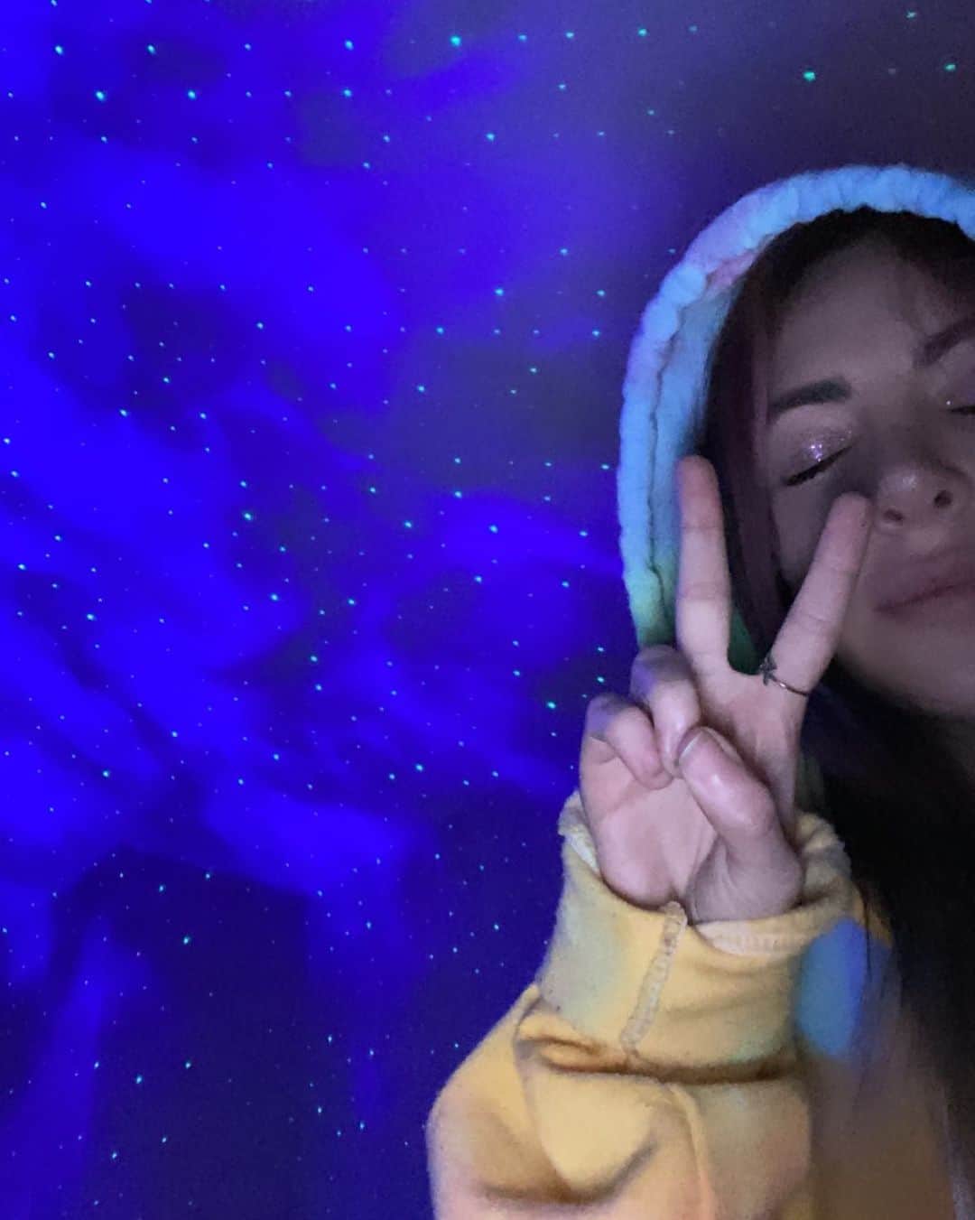 アリソン・ワンダーランドのインスタグラム：「Am 🍄 rn and just wanna say I love u all 🌈🌈🌟✨ ok bye」