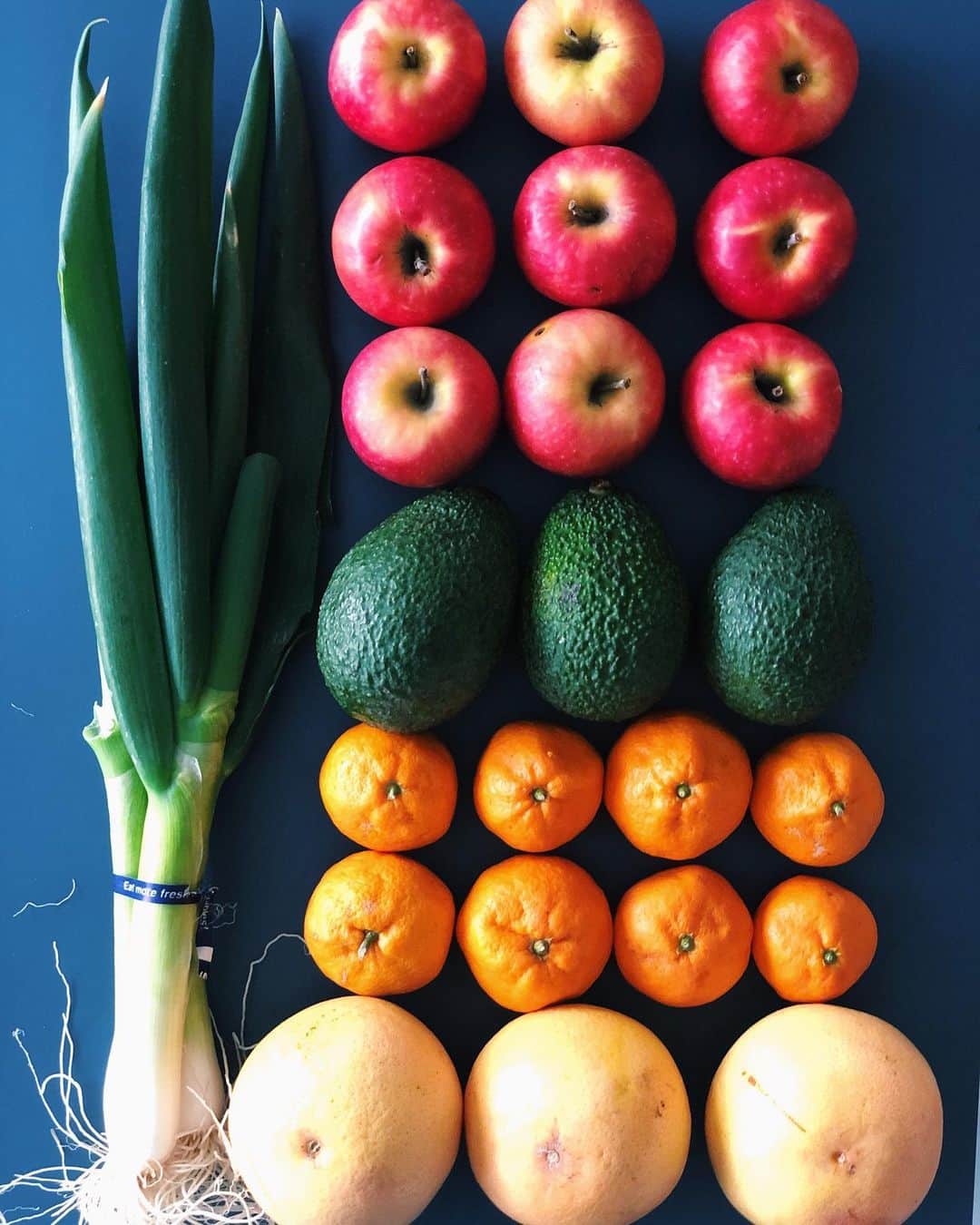 Antonietteのインスタグラム：「Was so excited to get all this farm fresh produce delivered to my door from @jacyfarm! We’ll be boosting our immune systems with juicy citrus, crisp pink lady apples, avocados and ginormous green onions. Thanks for the tip @littlemisscontrary! #supportlocalfarmers」