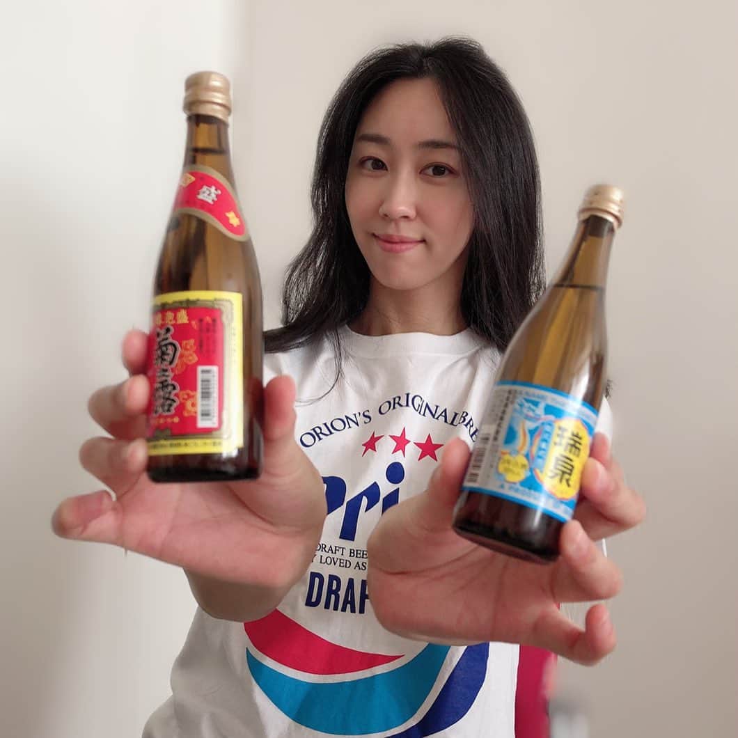 辻やすこさんのインスタグラム写真 - (辻やすこInstagram)「焼酎は身体に合わないけど  泡盛はロックで飲むのが好き🍶  むしろ翌日パワフルにお芝居ができる😂💪 これからは泡盛を愛して行きたいと思います☝️🎉 泡盛に詳しい方は是非教えてくださーい🙌🌸 Do u know a sake made from  millet, called Awamori 🍶 its a strong Okinawa liquor.  recently like having on the rocks.  #沖縄 #泡盛 #瑞泉 #菊之露  #okinawa #awamori  #okinawaliquor  #liquor  #ontherocks  #泡盛好きな人と繋がりたい」4月5日 15時49分 - yasupytsuji