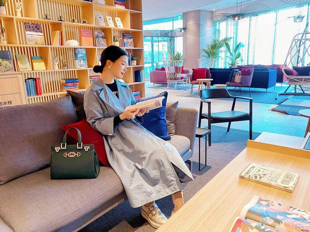 工藤沙織さんのインスタグラム写真 - (工藤沙織Instagram)「24時間利用できるライブラリースペース📚もリニューアルした品川プリンスホテル アネックスタワーにらあるんです。ゆったり読書できるから嬉しいよね💗 . 今は自宅でポーンブロスの本を熟読中🌸 .  #throwback  #品川プリンスホテル  #ホテル #ミレニアル世代 #デジタルネイティブ #コワーキングスペース #tokyohotel #tokyohotels #品川 #shinagawa #japantravel #175cm #asianmodel #japanesemodel #aumo #aumoアンバサダー . . でも今は #stayathome #家にいよう　 #stayhome . . #おうち時間　をたのしもう」4月5日 15時50分 - sally.kudo