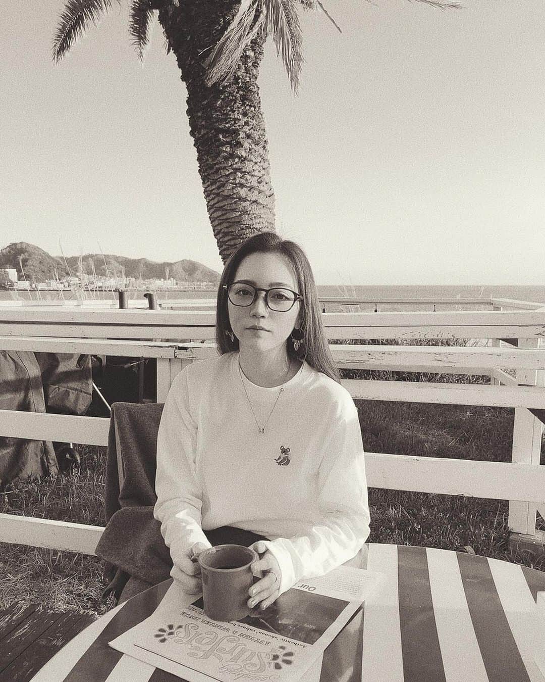 のインスタグラム：「🤍ʜᴀᴘᴘʏ sᴜɴᴅᴀʏ☺︎ ɪ ᴍɪss ᴜ ɢᴜʏs! . . . ※これは悲しい顔ではなくて癒されすぎてる放心の顔ょ😂 . #NotToday . #Tokyo#Japan#Violinist#Artist#Traveler#music#love#happy#musicianslife#violin#life#girl#sunlight#sunset#sunsetmood#beautiful#ocean#相知明日香#旅するヴァイオリニスト#旅#旅行#東京#日本#ヴァイオリン#ヴァイオリニスト#空#海#パワー#海#綺麗」