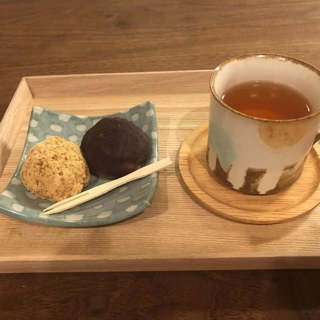 肘井美佳さんのインスタグラム写真 - (肘井美佳Instagram)「Homemade sweet red bean paste. Took over 4 hours, but tastes perfect!!! The paste can be used for various kinds of sweets:) ずっと作ってみたかったこしあんを作りました。甘さ控えめでとても上品な味…甘党の家族に好評で、あんこだけで4時間以上かかったけど、いつかまた作りたい⭐︎ #japanesesweets #redbeanpaste #おはぎときなこもち #どら焼き #余ったもち米を授乳前に使い切りたい #餅は母乳を詰まらせるという恐ろしい噂 #おこわにしよかな #ちまきかな」4月5日 16時08分 - mikahijii