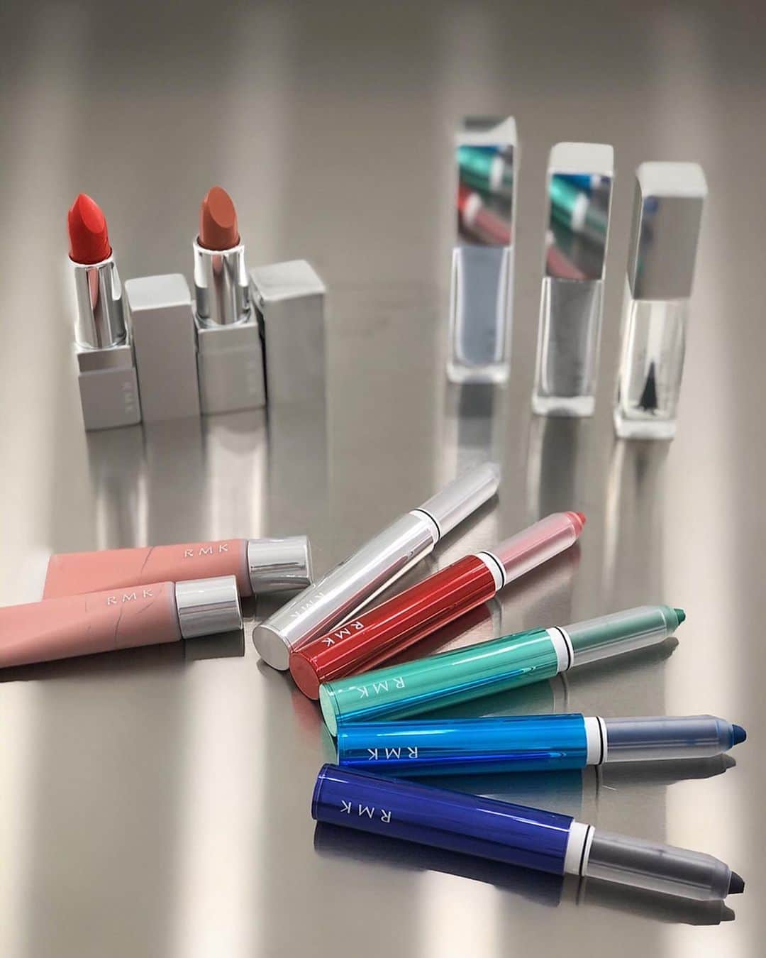 のインスタグラム：「RMK  スプラッシュカラーアイズ クレヨンタイプのEyeColourは発色がよくWaterproofなので水の中でも落ちないね💚遊べる😊  #発色いいね　#lip #cheek #eyeshadow #クレヨン　#nail」
