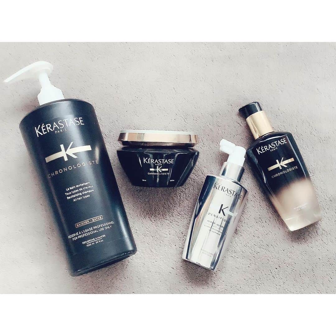 松島花さんのインスタグラム写真 - (松島花Instagram)「: 今日は愛用ヘアケア商品を ご紹介します💆🏻‍♀️💕 (2枚目に商品写真あります) 🖤シャンプー 🖤トリートメント 🖤頭皮ケア 🖤オイル : 最近はケラスターゼで揃えて使っています✨ 中でもシルバーの頭皮ケアスプレーがお気に入り🎶 : タオルドライした後、髪を乾かす前に 頭皮にスプレーして、マッサージしてから乾かすと トップがふんわり立ち上がってくれるの👏🏻 私は翌日の朝も効果を実感できたし、 髪にもコシが出てきた気がする👏🏻 あと香りも好き🙆🏻‍♀️💕 ちょっとお高めですが、 気になる方は是非試してみて下さい👍🏻 : #haircare #kerastase #hairstyle  #shampoo #treatment #hairoil  #愛用 #ヘアケア #花の美容  #ケラスターゼ」4月5日 16時23分 - hana_matsushima_official