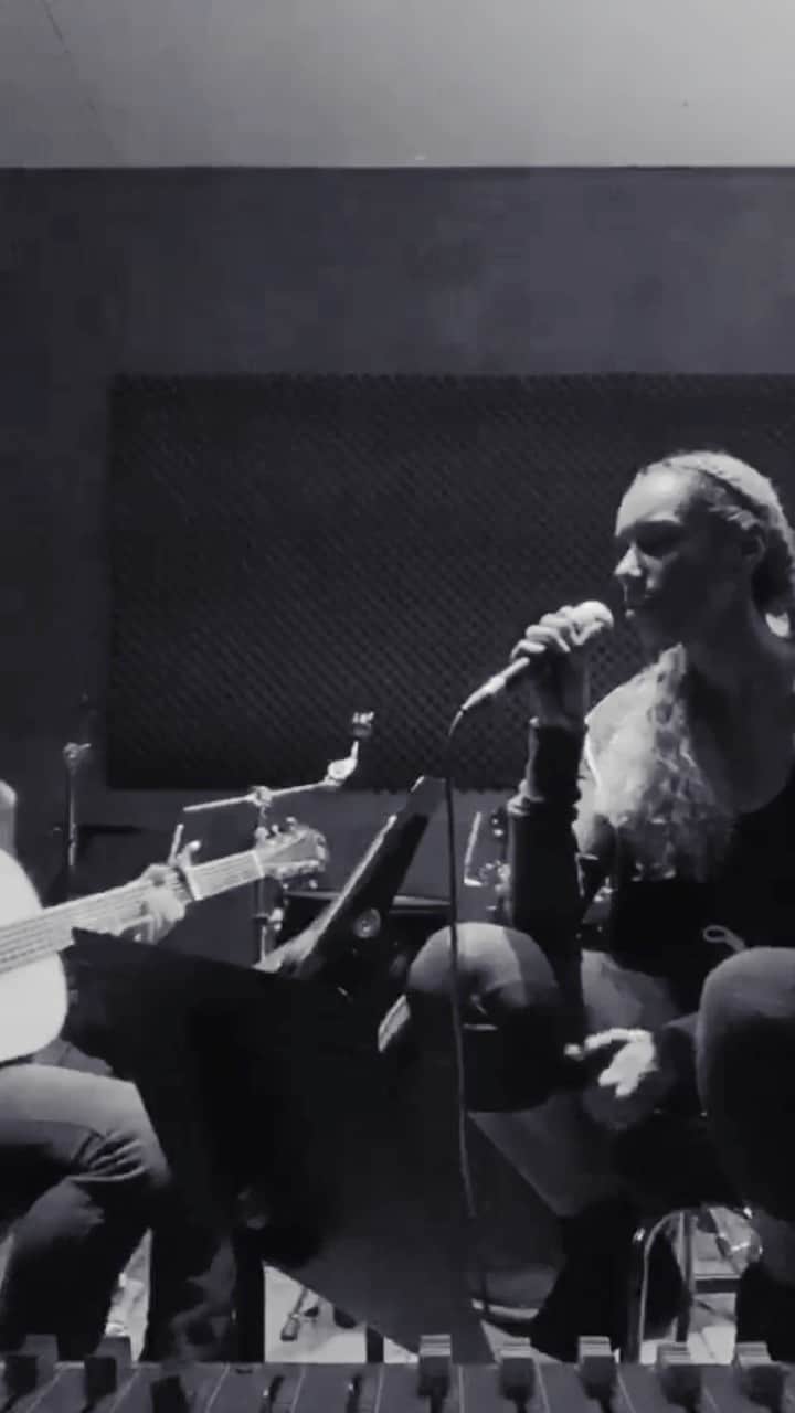 レオナ・ルイスのインスタグラム：「Wanted to share this v personal rehearsal video from last year, the quality isn’t great but it’s not about that. This time has made me miss rehearsing with other musicians. Amazing players that I’m lucky enough to sing along with. I really miss that. BUT its also made me step up my piano game so I can accompany myself better so there are positives I’m holding onto through all of this. One thing I do know is that I’ll so appreciate us all being in a room together again 🌸」