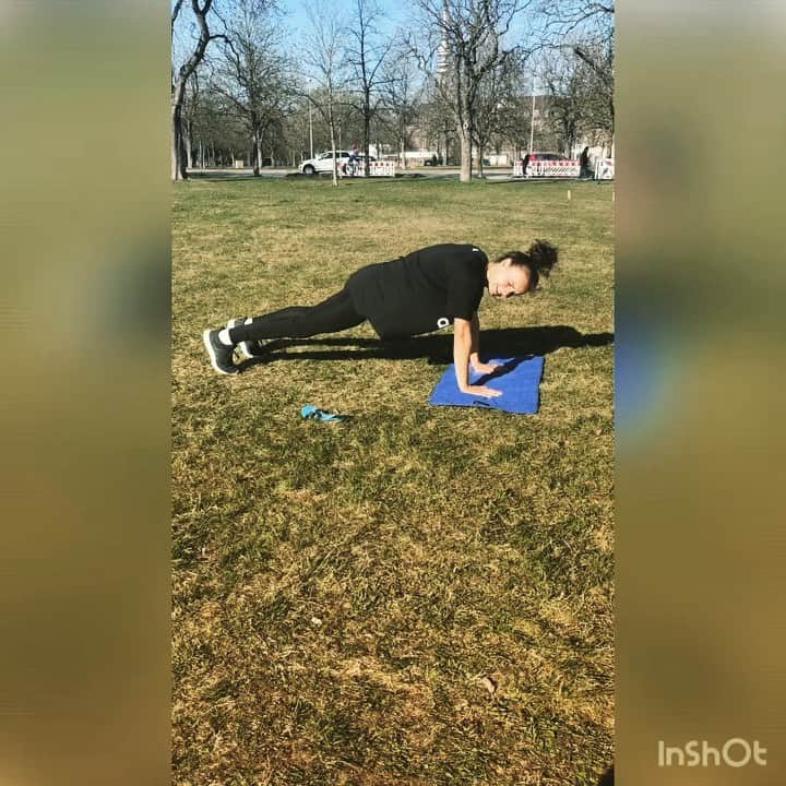 Lina Magullのインスタグラム：「SUNday-Workout-L² ... für den Sport mit reichlich Abstand an die frische Luft 😊 hier mal n kleiner Inspirationskick... 3-4 Durchgänge. 1 Durchgang: 10 Übungen, 40sek Power, dann 20sek Pause. Viel Spaß.  Haut‘s rein. 💪 #stayfit #adidas #workout #L² #leggooooo」