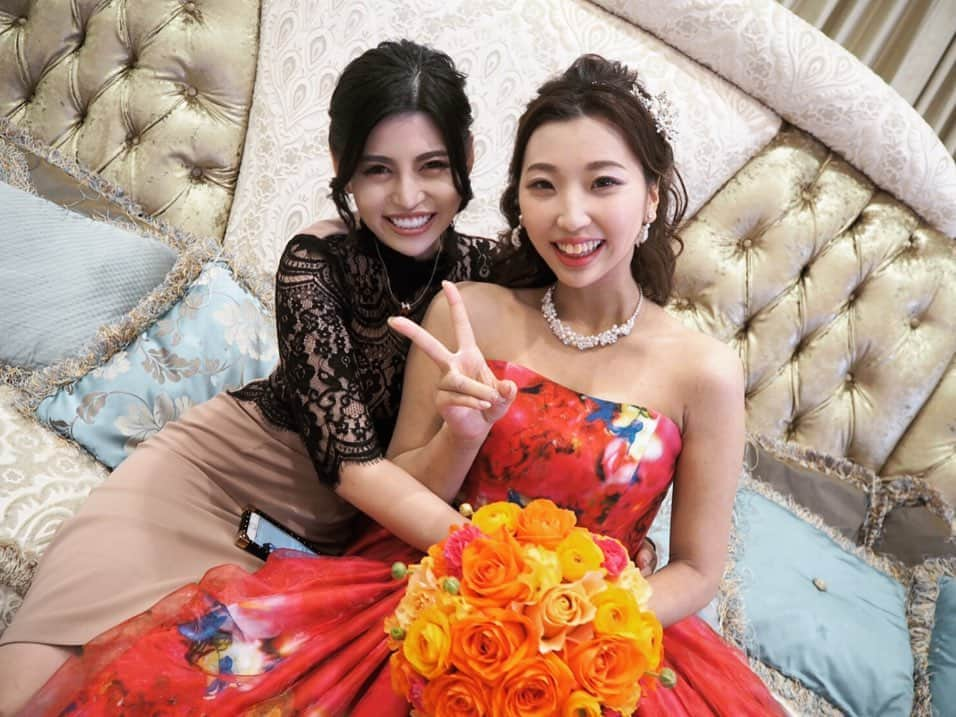 東條みさのインスタグラム：「高校時代からの親友の結婚式💒  千尋がニコニコしてて、 すごく幸せそうでほっこりしたし 美咲も嬉しかったよ☺️💕 高校のときから常に笑ってるちーちゃん😆 結婚式緊張してるのかなー？って思ってたけど ニコニコ笑顔で登場してきて ニコニコ歩いててそれが可愛くて、 ちーちゃんらしいなあと思ったし 泣きそうになってたよみーちゃん😂😂😂 2人で恋話たくさんしてた ちーちゃんももうお母さんなんだな〜って 奥さんになったんだな〜って思うと ほんと不思議な感じ！ いつ結婚するんだろうね〜って言ってたことが つい最近のことのように感じる😢  ちーちゃん改めて結婚おめでとうね🌸 赤ちゃん、無事に産まれて来ますように。 楽しみが増えました🥰だいすきだよ〜💕」