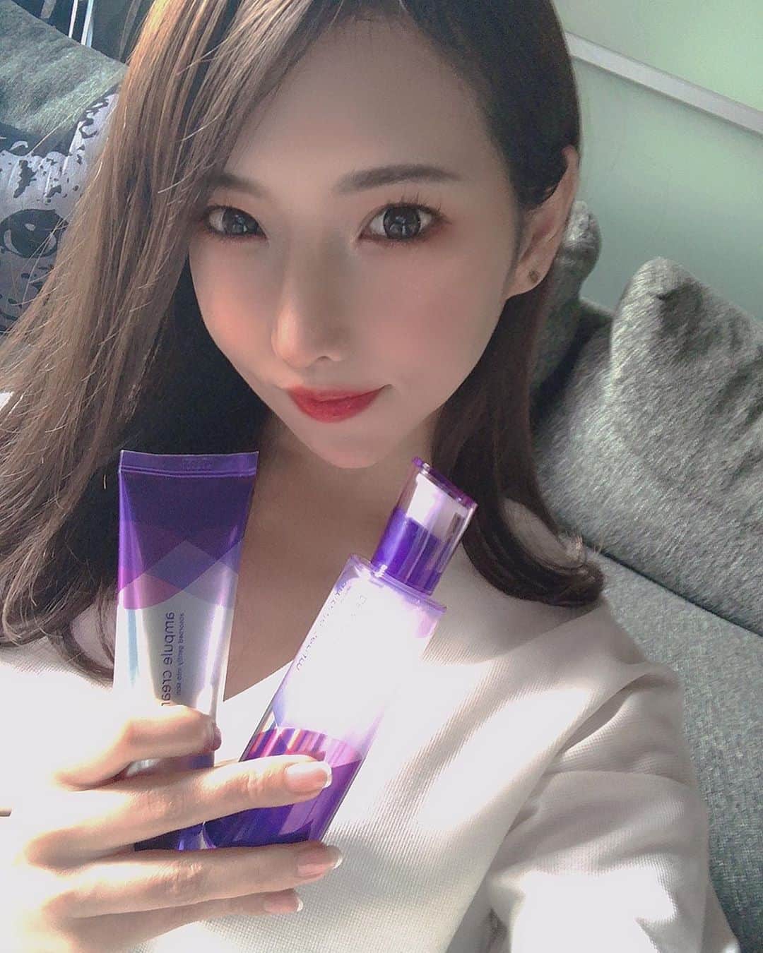 早川瀬里奈のインスタグラム：「最近ずっとすっぴんで全然気づかなかったけど、デュイセルのアンプルセラムとアンプルクリームをスキンケアで使ってからの化粧ノリめっちゃいい😇  最初シャネルのCCクリームが神なのかなって思ったけど、その後安いファンデで適当に化粧しても化粧ノリが綺麗過ぎて保湿大事ね😇  あとお家時間が長過ぎてセルフまつエクが上手になった  デュイセルはAmazonでも買えますのでおすすめ #デュイセル #dewycel #アンプルセラム#韓国コスメ  @dewycel_japan ずーっと引きこもってるので、2年行方不明だったGUCCIのピアスが掃除で出てきたのも地味に嬉しかった」