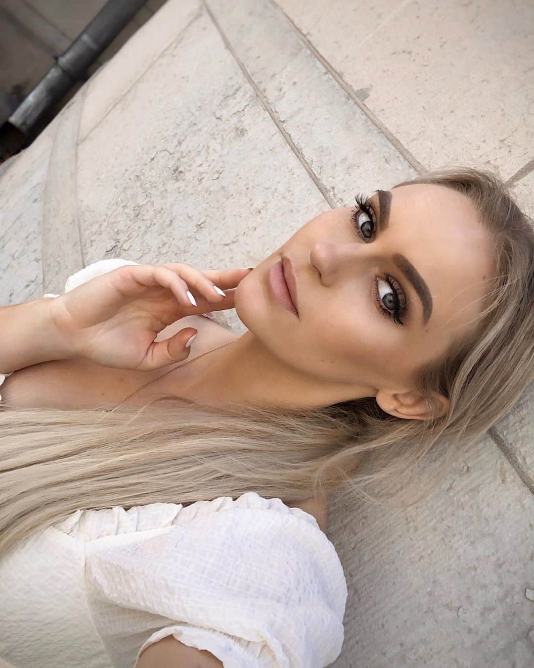 Anna Nyströmのインスタグラム：「Let’s get lost in each other’s eyes 🤍」