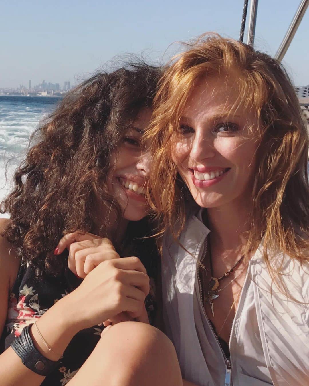 Elcin Sanguのインスタグラム：「Gözümün önünde büyüdün,büyüdük...bff🧡🍀」