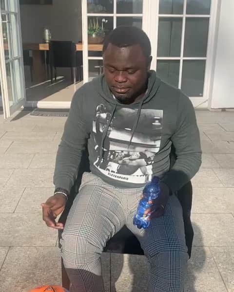 ゲーラルド・アサモアのインスタグラム：「Danke für die Nominierung @mike_bueskens 😂🥳 ich nominiere @kuranyi.k @ivanrakitic @r_13official @jaden.asamoah @breelembolo97 @doudou_salouf @christianpander & alle ⚽️-Fans! Bin gespannt 😃 #stayhome」