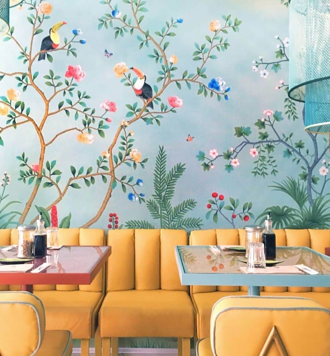 Roxy Sowlaty Interiorsのインスタグラム：「Happy whimsy decor 💛 @temakinho」