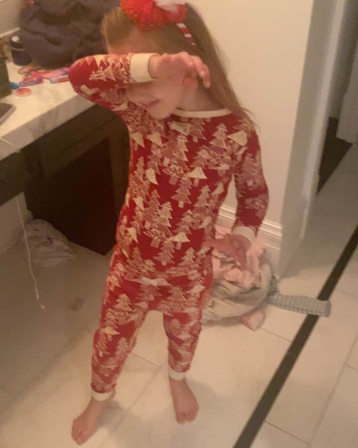 マックルモアーのインスタグラム：「Late night, post face mask conversations with Sloane」