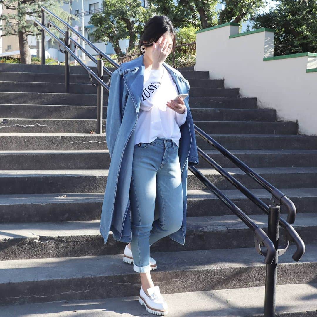 Eri Satoのインスタグラム：「denim×whiteコーデ · coat,knit,pants: @blancbasque pierce: @queen.lupis (v0798) · 👉8ozデニムロングカーデコート【BB95-222】 👉インターシャVネックロゴニット【BB01-706】 👉ニットデニムパンツ 【BB88-311】 · デニムコートは名前の通り、身体に馴染む柔らかさなのでカーディガンみたいに羽織りやすい！ ニットはロゴ位置がオシャレなんだ☺💓 · こちらはブランバスクのWEB SHOPにて販売してます @blancbasque のトップのURLから見てね✨ · はー明日は何しよかな😂 5歳と出来ることは、2歳とは出来なかったりするので難しい😂 · #blancbasque#ブランバスク#fashion#ootd#outfit#code#coordinate#style#ファッション#コーディネート#コーデ#ママコーデ#シンプルコーデ#mamagirl#locari#ママファッション #partegram#読者モデル#ママモデル #l4like#カジュアル#お洒落さんと繋がりたい#ワンピコーデ#高身長コーデ」