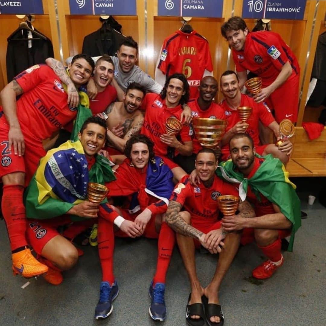 マルコ・ヴェッラッティのインスタグラム：「La banda @iamzlatanibrahimovic @cabelino17 @z.camara @pocho22lavezzi @marquinhosm5 @thiagosilva @gregoryvanderwiel @adrienrabiot_25 @cavaniofficial21 @lucasmoura7 🔴🔵」