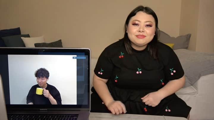 のインスタグラム：「私がやっているYouTube LIVE企画、「今夜私と一緒にディナーしよう」に特別ゲストで昨日、星野源さんに来ていただきました！ 同時視聴最高8.9万人でした😳みなさんと一緒にお食事できて寂しくなかったよ🥺❤️ 星野さんが作詞作曲して インスタにあげている #うちで踊ろう　をご本人横にいるバージョンで踊りました😘 ハモリとか出来ないくせに最初ちょっと歌ってるの、なんか無理😂 あとずっと中腰で泣いた😂  星野さんの思いがたくさん詰まったうちで踊ろうをみんなで踊ろう🙆‍♀️🌸 不安な中お仕事されている方々、日々お疲れ様です。そして、不要不急の外出をされていない方々、毎日家にいて不安で寂しくて辛い思いもされていると思います。私も一人暮らしでとんでもなく寂しい😞少しでもみんなのおうち時間がハッピーになるように始めた「一緒ディナー」にお忙しい中快く出演して下さった星野源さん、ありがとうございました✨生配信見てくださった皆様、本当にありがとうございました🌸  またご飯食べる時、お知らせします🥺✨ #あなたと歩く  Gen Hoshino a major Japanese singer joined me in my YouTube LIVE series “Everyone at home! Come eat dinner with me!” last night! The most viewers at one moment was 89,000 people 😳I wasn’t lonely because I was able to eat with all of you🥺❤️ Hoshino-san wrote the song and lyrics to #うちで踊ろう (translation: let’s dance at home, read: Uchi de Odoro) that he’s been posting, and I did a version with him actually next to me😘 I can’t harmonize but look at me trying😂and being crouched over the whole time made me tearful😂  Let’s all dance to Uchi de Odoro, a song that Hoshino-san put lots of his thoughts and feelings into 🙆‍♀️🌸 A big shout out to all those who  are working amidst all this.  For those of you who have been staying home, you may be nervous, lonely and having a tough time. I live alone too and extremely lonely😞 A big thank you to Hoshino-san who appeared without hesitation in my “dinner together” series that I started to make everyone’s time at home even a little bit happier ✨Thank you very much to everyone who watched the live stream 🌸  I’ll let you know when I’m doing “dinner” again🥺✨」