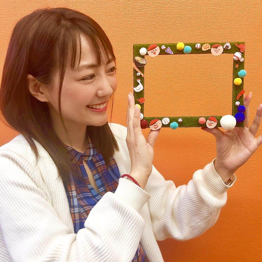 うえむらちかさんのインスタグラム写真 - (うえむらちかInstagram)「‪#日刊わしら @hiroshimawashira 発のカープオフ会‬﻿ ‪『#わしらとうちらのカープ会』の発起人である 真田一平さん @ippei_49 と イラストレーターのさとうもぐもさん @satomogumo  から、お家でできる🏠﻿ ﻿ #わしうち会 の #フォトフレーム の作り方を教わりました⚾️‬﻿ ﻿ 材料﻿ ・ノーマルなフォトフレーム﻿ ・芝生のクラフト生地﻿ ・貼り付けたいもの﻿ ﻿ を用意してカスタマイズするだけ💕﻿ ﻿ 今回はもぐもさんがプラでカープの装飾を作ってくれたので、芝生のクラフト生地を貼って、その上に散りばめました✨﻿ ﻿ 芝生の生地がグラウンドみたいで可愛い😍﻿ ﻿ 私は貼り付けるのにグルーガンを使いましたが﻿ ボンドでもくっつくので﻿ お家じかんで試してみてね✨﻿ ﻿ なんの写真を入れようか悩むのも含めて📸﻿ ‪ぶち楽しかった〜✌️‬﻿ ﻿ #広島時間﻿ #工作 #おうち時間﻿ #プラ板  #おうち時間を楽しむ﻿ #stayhome﻿ #safetyfast﻿ #staysafe #carp #カープ女子 #野球女子 #インスタ野球女子」4月5日 18時30分 - uemurachika