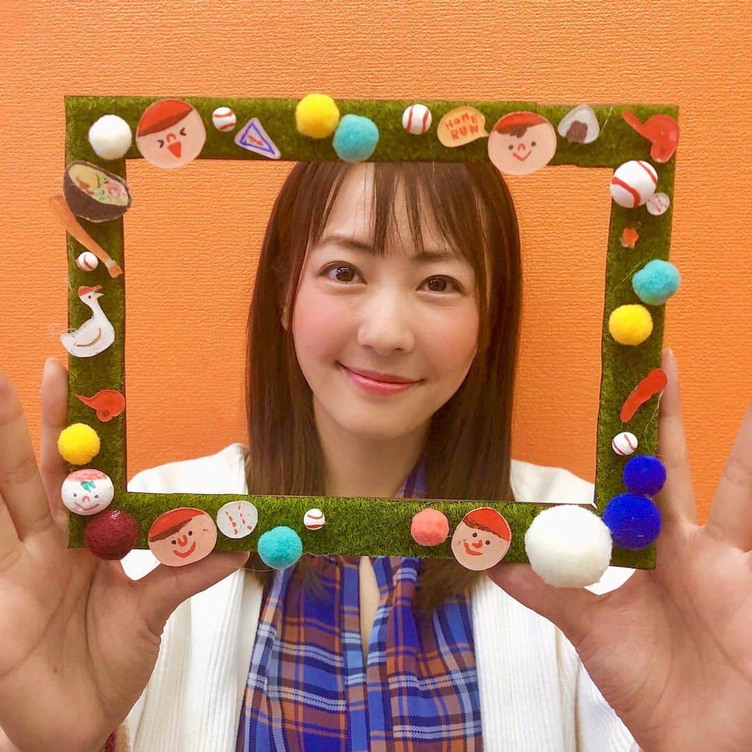 うえむらちかのインスタグラム：「‪#日刊わしら @hiroshimawashira 発のカープオフ会‬﻿ ‪『#わしらとうちらのカープ会』の発起人である 真田一平さん @ippei_49 と イラストレーターのさとうもぐもさん @satomogumo  から、お家でできる🏠﻿ ﻿ #わしうち会 の #フォトフレーム の作り方を教わりました⚾️‬﻿ ﻿ 材料﻿ ・ノーマルなフォトフレーム﻿ ・芝生のクラフト生地﻿ ・貼り付けたいもの﻿ ﻿ を用意してカスタマイズするだけ💕﻿ ﻿ 今回はもぐもさんがプラでカープの装飾を作ってくれたので、芝生のクラフト生地を貼って、その上に散りばめました✨﻿ ﻿ 芝生の生地がグラウンドみたいで可愛い😍﻿ ﻿ 私は貼り付けるのにグルーガンを使いましたが﻿ ボンドでもくっつくので﻿ お家じかんで試してみてね✨﻿ ﻿ なんの写真を入れようか悩むのも含めて📸﻿ ‪ぶち楽しかった〜✌️‬﻿ ﻿ #広島時間﻿ #工作 #おうち時間﻿ #プラ板  #おうち時間を楽しむ﻿ #stayhome﻿ #safetyfast﻿ #staysafe #carp #カープ女子 #野球女子 #インスタ野球女子」