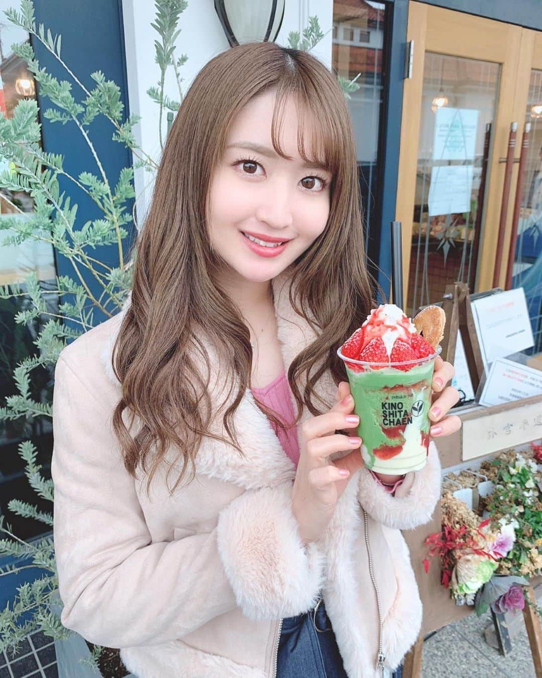 沢井里奈さんのインスタグラム写真 - (沢井里奈Instagram)「♡ . 木下茶園 外宮前店☕💕💕 ｢抹茶ストロベリーホワイトチョコレート｣🍵🍓✨ . 今度白玉とパフェ食べたい☺️💓💓 . . #さわーコーデ 👗🌸 outer＆tops♡ #rirandture . skirt♡ #apuweiserriche . bag♡ #ysl . 3wayスカートお気に入り🥺❤️ かなり前のものなので冬服😂😂😂 . #cafe #ootd #coodinate #fashion #instafashion #instalove #instagood #instagramjapan #japanesegirl #girls #사복 #옷스타그램 #팔로우 #셀카 #얼스타그램 #메이크업 #木下茶園 #抹茶 #いちご #フローズン #伊勢神宮 #伊勢カフェ #さわーカフェ巡り #沢井里奈」4月5日 18時29分 - sawairina