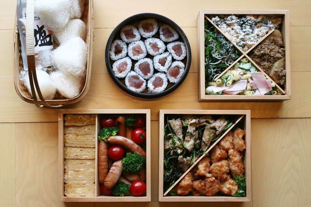 高井直子さんのインスタグラム写真 - (高井直子Instagram)「🍱🍙 • お弁当作って実家へ。 三軒隣だけどね。 #おうちごはん #お弁当 #stayhome」4月5日 18時32分 - naokotakai