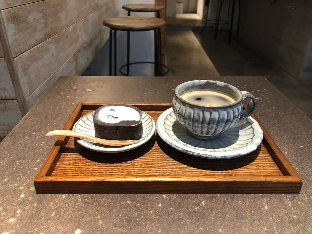 石井輝明さんのインスタグラム写真 - (石井輝明Instagram)「麻布十番。 これだけたくさんの人が外出自粛を呼びかけても、お花見とか行く人がいるという現実。 誰の言うことやったら聞くんやろうか。  #しろいくろ #cafe #coffee #カフェ #東京カフェ #麻布十番カフェ #カフェ芸人 #遂にもう写真ない #早くカフェに行けるようになればいいな #家で飲むコーヒーもいいけど #カフェで飲むコーヒーもいい #今日と旅猿観てコーヒーを飲む #旅も早く出来るようになれば #明るい未来を信じる。」4月5日 18時33分 - comandanteishii