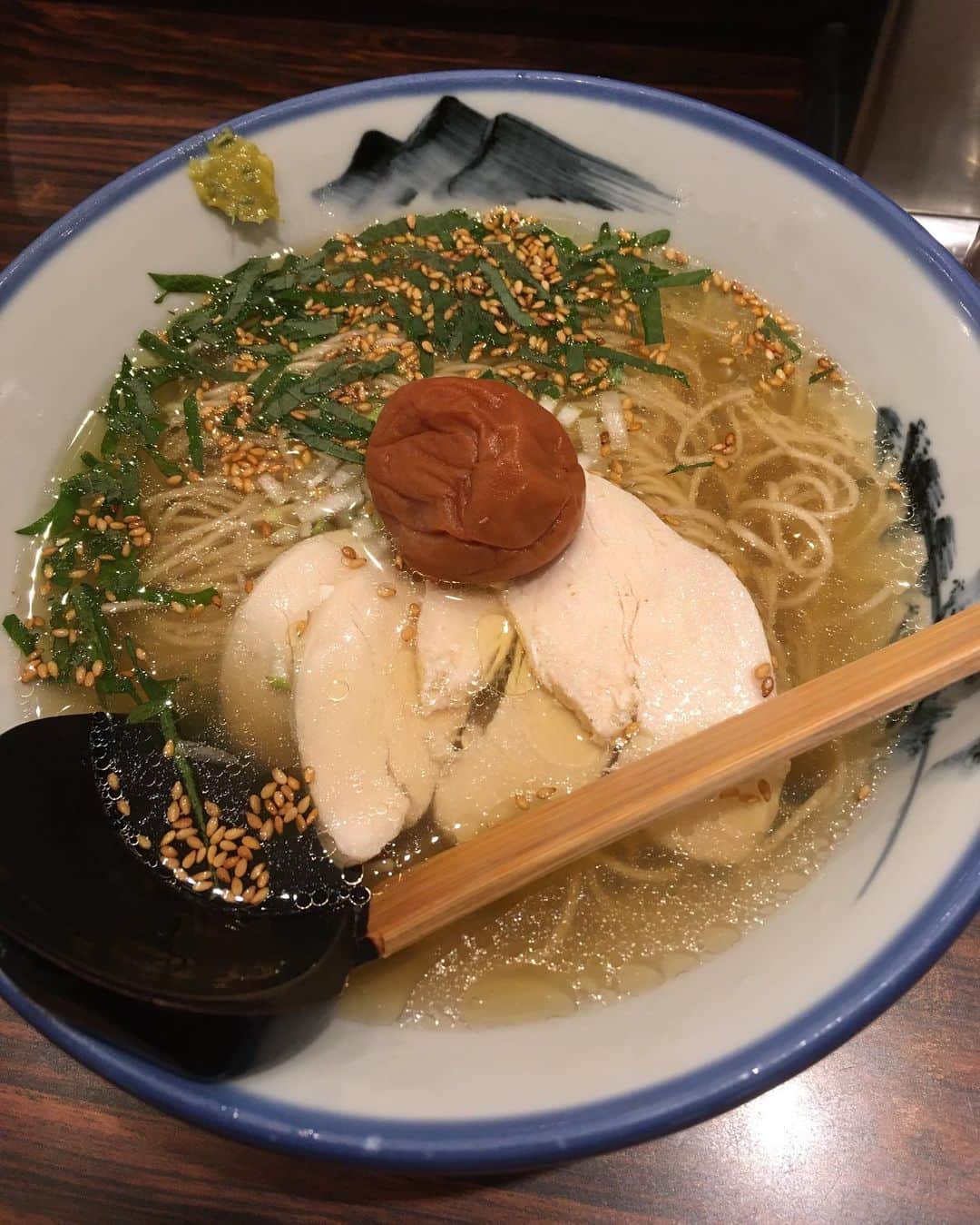 佐伯日菜子さんのインスタグラム写真 - (佐伯日菜子Instagram)「【いつかのラーメン】 安定の阿夫利 梅とか紫蘇とか本当に好き。 何回も言ってると思うけど。 家にいるとついつい食べすぎちゃってトリュフを探す豚のように🐖おやつを探しています。 #麺スタグラマー  #noodles  #ラーメン #阿夫利」4月5日 18時34分 - hinakosaeki