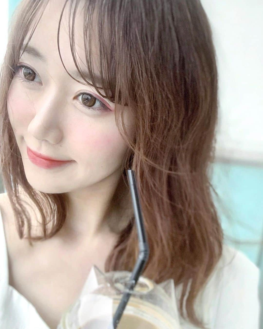 佐藤瀬奈さんのインスタグラム写真 - (佐藤瀬奈Instagram)「3つ前の投稿でコスメについてご質問頂いたので💄✨ この時は @faves_beauty の【ウィンター】セットを使ってメイクしています♡⠀ ⠀  メインカラーのピンクを濃いめに入れると一気に春顔に仕上がるのでこの時期もおススメ🌸 私は目尻側だけに入れています🥰⠀ ⠀ 最近は家の中だけでもメイクやファッションで春を楽しんでるよ☺️🌷 ・ ・ ・ #春メイク#favesbeauty#コスメ#おすすめコスメ」4月5日 18時37分 - senapuu