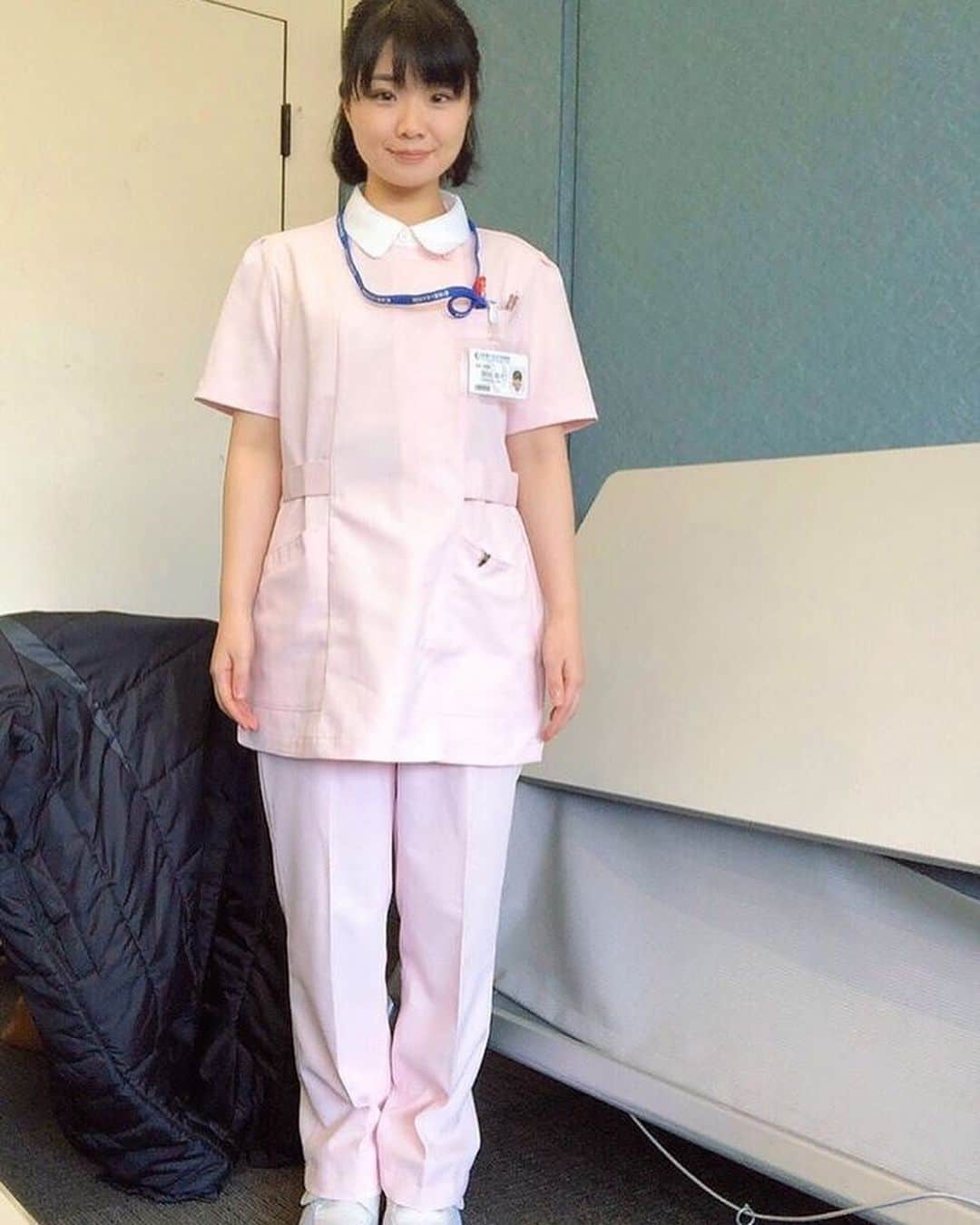 相馬有紀実のインスタグラム：「本日22時からBSプレミアム『はじまる70才、初めて産みますセブンティウイザン。』に出演しています。 1話はちょこっとでております。他の話も出ますのでおうち時間にぜひ見ていただけたら嬉しいです❤️ #ドラマ　#出演　#ピンク　#看護師　#おうち時間　#セブンティウイザン」