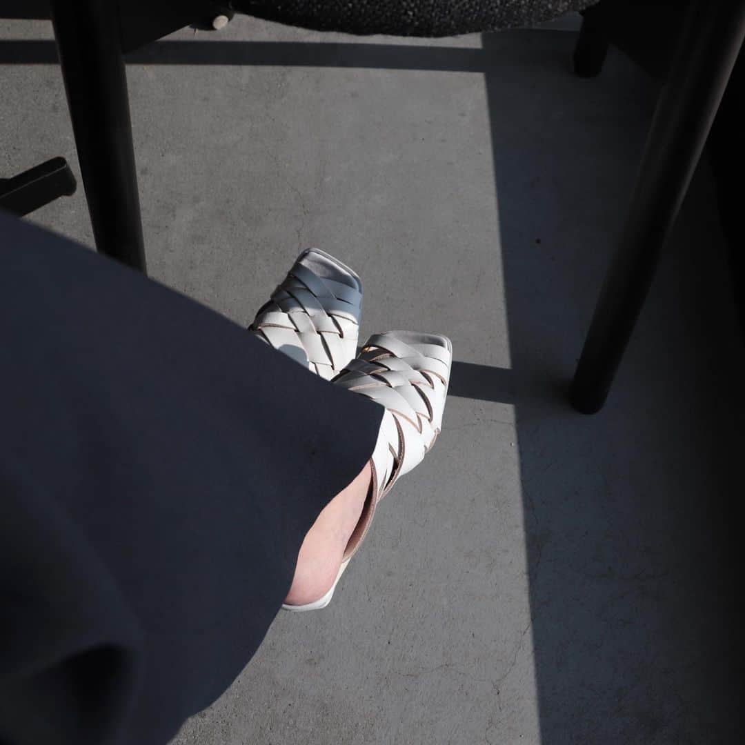 kuroneko_m4さんのインスタグラム写真 - (kuroneko_m4Instagram)「. . ジョーゼットパンツとの相性も◎ 素足にサンダルの季節が待ち遠しい♡ . . . . #untishold #sandals #footwears #kuronekom4」4月5日 18時43分 - kuroneko_m4