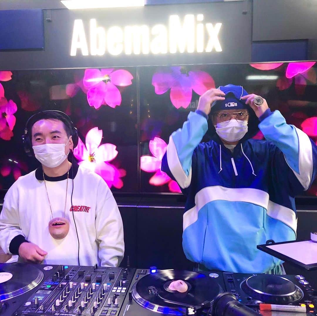 ZEN-LA-ROCKのインスタグラム：「昨夜🌐 Abemamix、急遽の初の2時間セットでしたが楽しんで頂けましたでしょうか？ 久々の視聴100K超えのコメントも6K💥皆様に感謝DEF🙏🏽 『富士山』とか書かれてたけどお気に入りの服は全身『ellese』だぁ🤣 来週もPLAYします！ stay safe🤜🏽🌸🤛🏽 . . . #abemamix #ellesse #ellesse_japan #doooo #zenlarock」