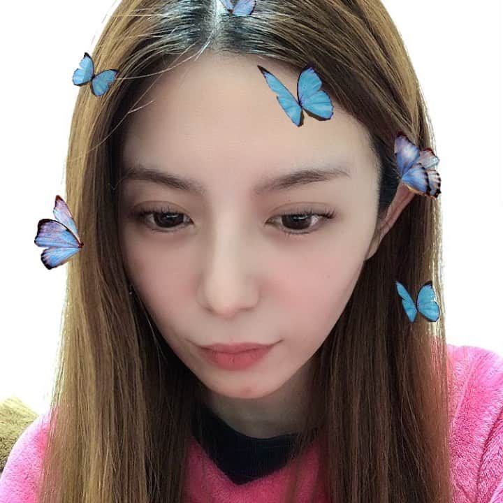 栗林里莉のインスタグラム：「♡ 愛する皆さんお元気ですか？ 今はコロナの影響で自粛しなければいけないこと沢山ありますね。 でも、いつかきっと春はきます。 それまでみんなで一緒に協力しながらこの辛い時期を乗り越えましょう。 私にできる事は微力ですが、少しでも皆さんの励みになるとうれしいです。 _ My dear friens how are you? There's a lot of things that we need to solemn now because of the corona influence. but you will become happy someday. I hope this message will encoura you even a litte bit.  #栗林里莉 #ririkuribayashi #japanese #stayhome #nomakeup」